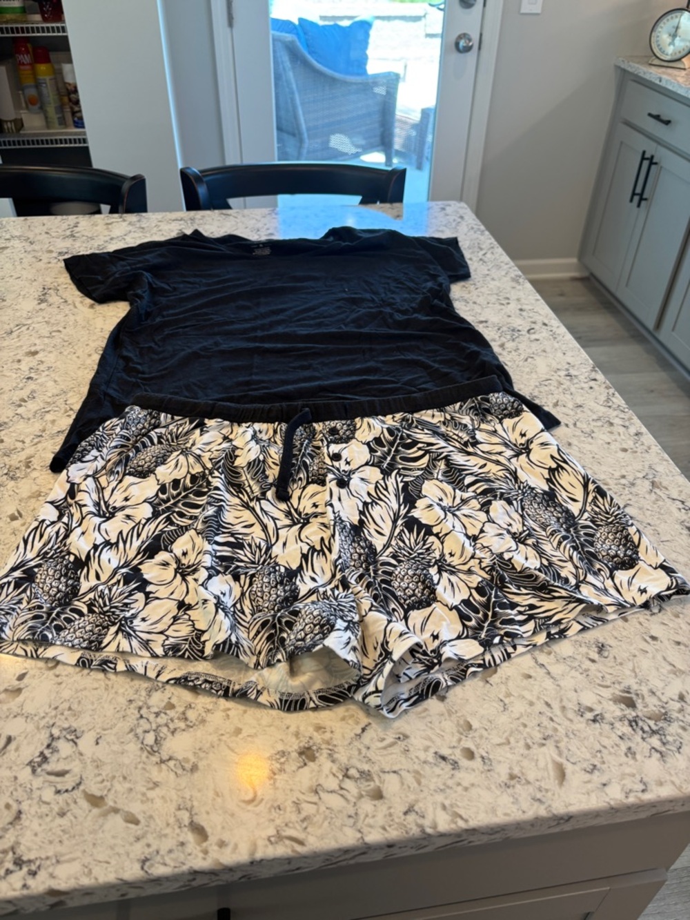Cariloha Black Tee with Black & White Tropical Print Lounge Shorts XL